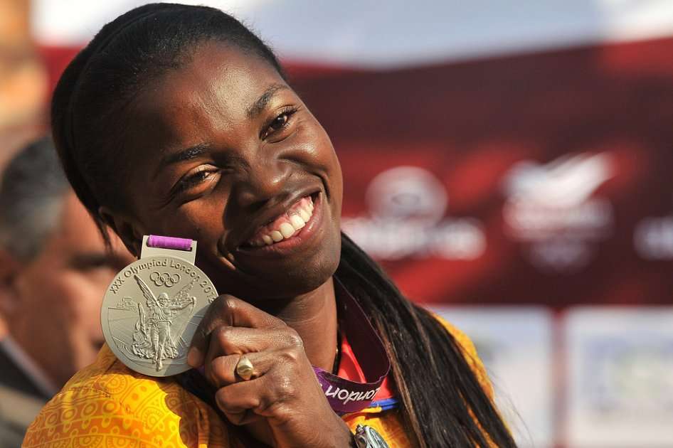 Catherine Ibargüen con la medalla de plata que ganó en Londres. / David Campuzano