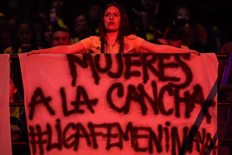 Durante el evento hubo varias pancartas para la visibilización de la liga femenina local.