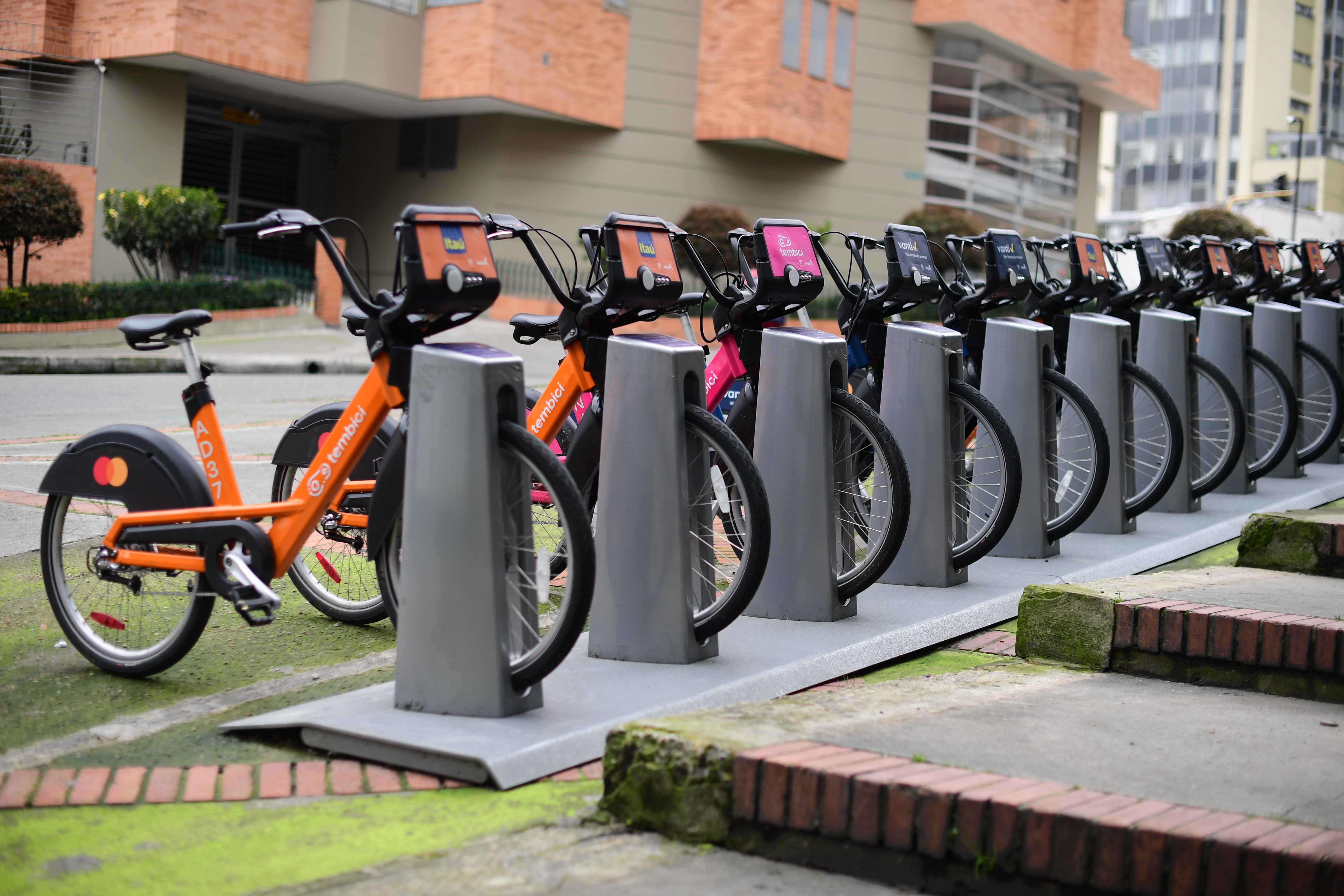 Estaciones de bicicletas públicas o bicicletas compartidas ubicadas en distintos puntos de la ciudad junto a herramientas para ciclistas