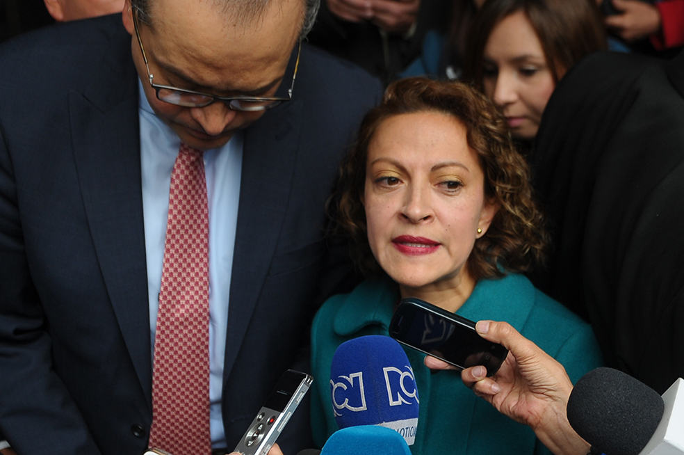 La periodista Jineth Bedoya investigaba crímenes cometidos en la cárcel La Modelo de Bogotá cuando fue secuestrada y agredida por paramilitares.