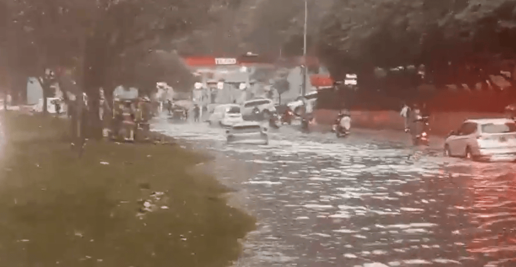 Debido a las fuertes lluvias que cayeron en el nororiente de la ciudad la tarde del viernes 22 de noviembre, el tramo de la carrera séptima, entre calle 76 y 125 se inundó en ambos sentidos. La situación más crítica se presentó en la calle 123.
