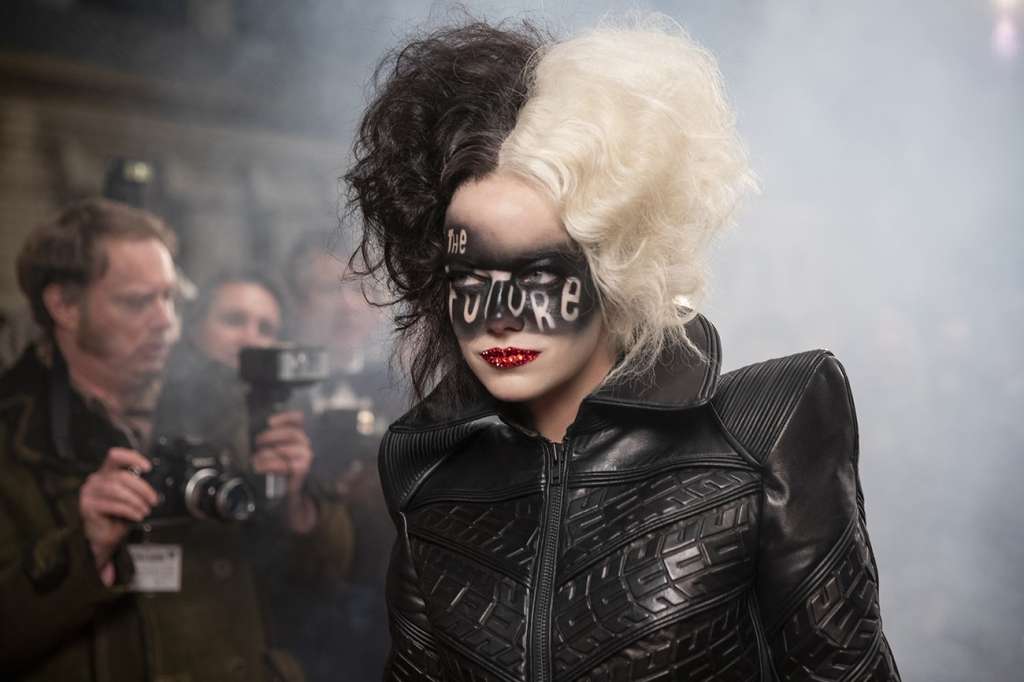 Emma Stone interpretando a "Cruella".