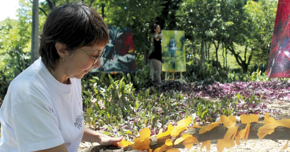 Betty Cárdenas, la mujer que llena los parques con mariposas de paz