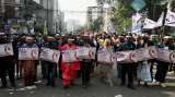 Miles de bangladesíes salieron a las calles para exigir la renuncia del Gobierno