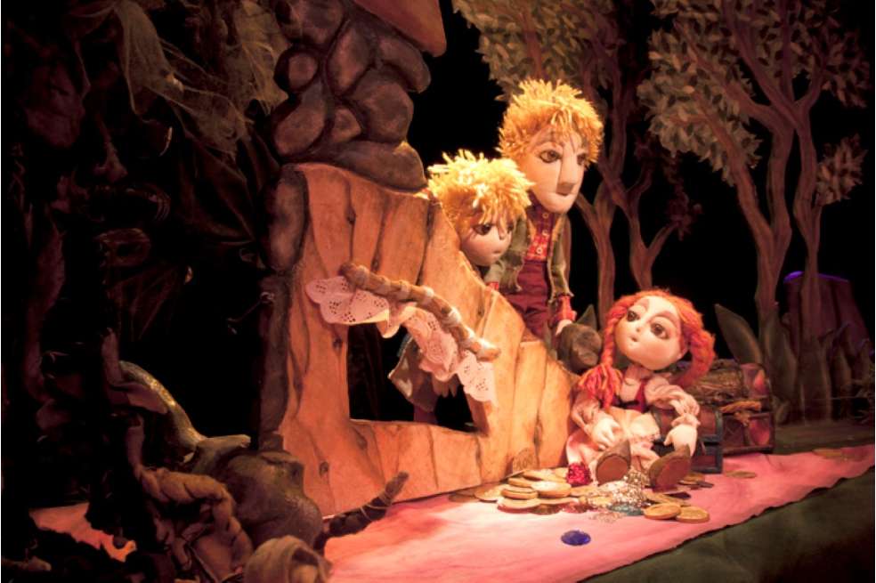Hay tres marionetas con las que se cuenta la historia de "Hansel y Gretel". Dos de ellas tienen el pelo mono y la otra lo tiene color rojo.