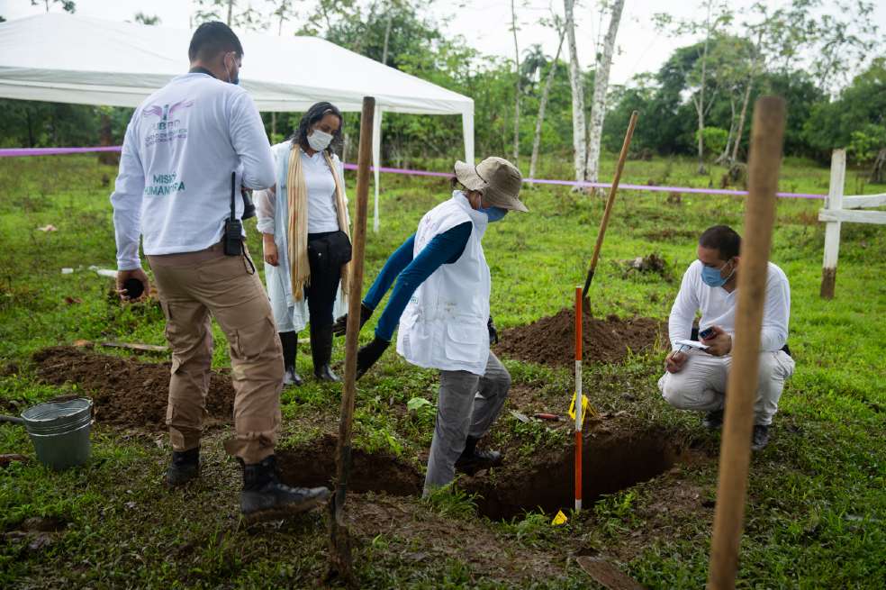 Luego de tres días de labores forenses, se logró la recuperación de las estructuras óseas, prendas y objetos personales de tres cuerpos que se encontraban en fosas individuales.