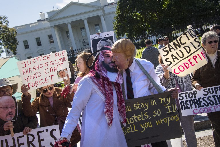 Manifestantes estadounidenses protestan en Washington con máscaras del príncipe heredero de Arabia Saudita, Mohammed Bin Salman y del presidente de Estados Unidos, Donald Trump. / AFP
