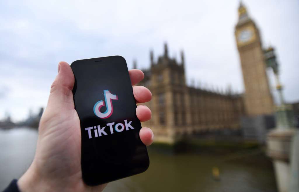 Londres (Reino Unido), 16/03/2023.- El logotipo de Tik Tok en un teléfono inteligente frente al parlamento británico en Londres, Gran Bretaña, este jueves. El gobierno británico anunciará la prohibición de la aplicación de redes sociales china Tik Tok en todos los dispositivos para sus ministros de gobierno y funcionarios que trabajan dentro del gobierno. El ministro del gabinete, Oliver Dowden, hará una declaración sobre la prohibición el 16 de marzo. El gobierno de EE. UU. y la Comisión de la UE ya prohibieron la aplicación debido a problemas de seguridad. (Reino Unido, Londres) EFE/EPA/ANDY RAIN