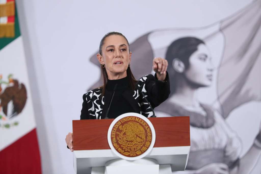 MEX4209. CIUDAD DE MÉXICO (MÉXICO), 11/02/2026.- La presidenta de México, Claudia Sheinbaum, habla durante una rueda de prensa este miércoles, en Palacio Nacional de la Ciudad de México (México). Sheinbaum aseguró que no existe "información" sobre el uso de drones de carteles en la frontera tras el cierre temporal del espacio aéreo en la zona de El Paso, Texas (EE.UU.), y pidió evitar especulaciones mientras se esclarecen las causas. EFE/Mario Guzmán
