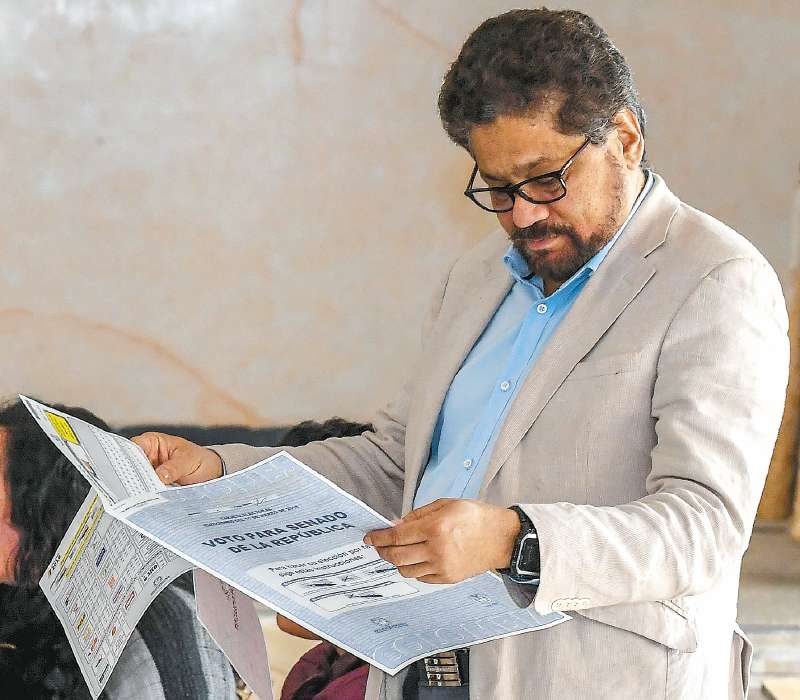  Iván Márquez, cabeza de lista de la FARC al Senado, votó en Bogotá.  / AFP