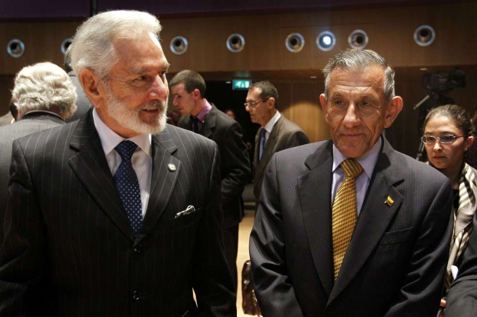 El canciller de Nicaragua, Samuel Santos (izq.), y quien fuera el jefe de la delegación colombiana, Julio Londoño. /AFP