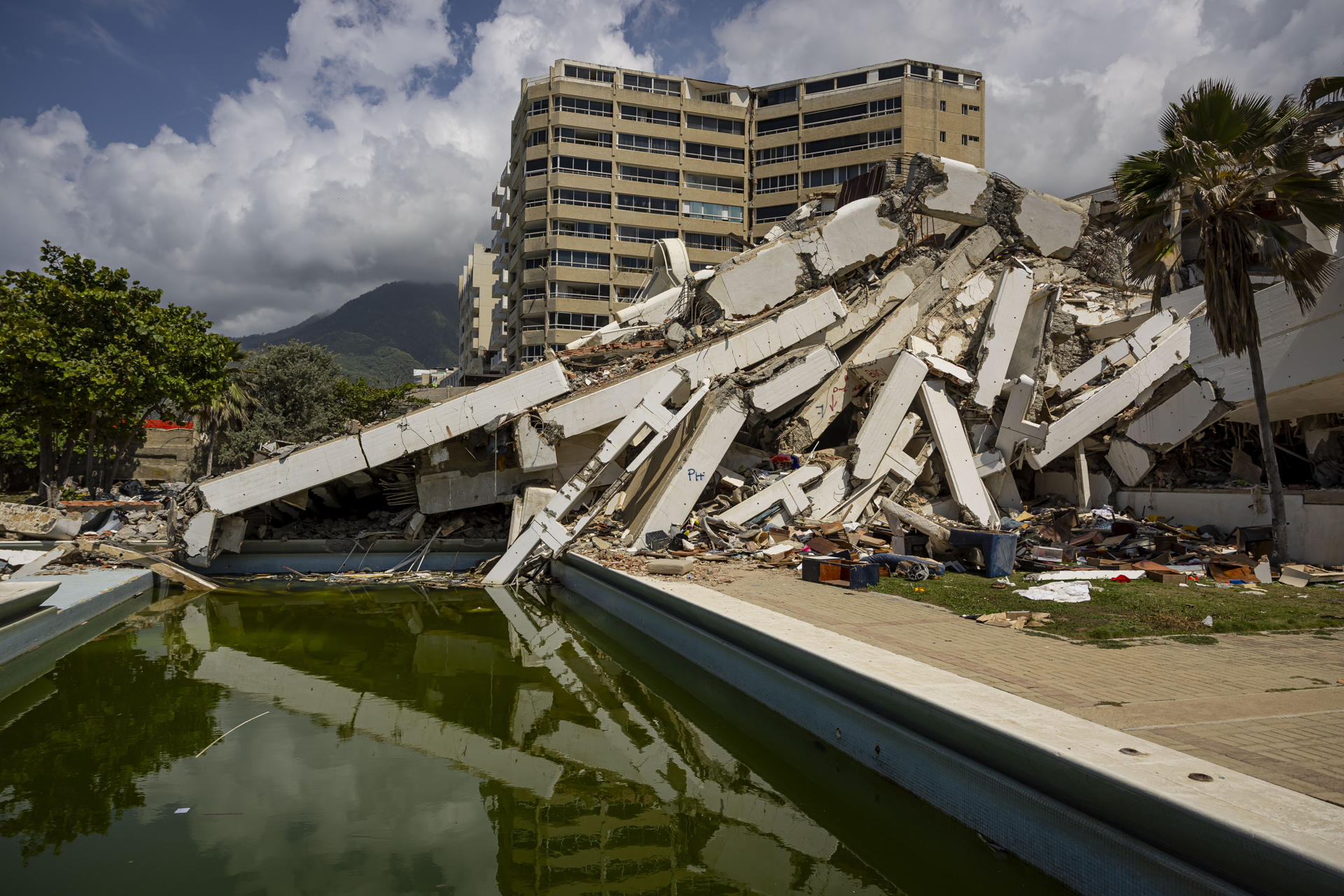FOTODELDÍA - AME4647. CARABALLEDA (VENEZUELA), 30/07/2026.- Vista de los escombros de edificios destruidos por los terremotos del 24 junio, este lunes en Caraballeda (Venezuela). EFE/Miguel Gutiérrez
