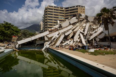 Venezuela inicia la demolición de edificios y se desvanece la esperanza de recuperar cuerpos