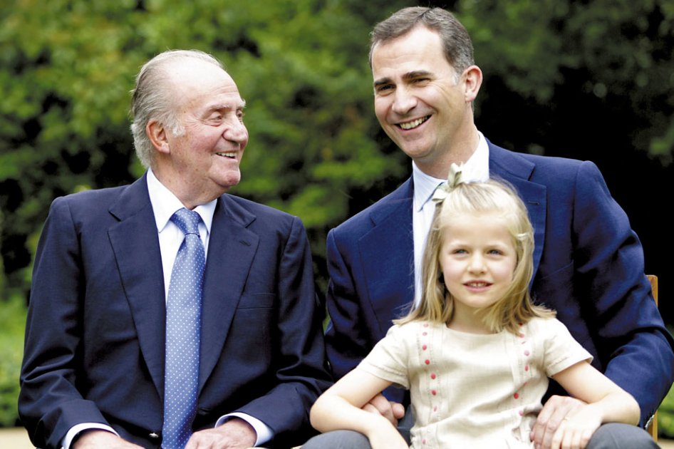 Esta foto acompañó el mensaje del rey Juan Carlos I: su sucesor, Felipe VI,  y su nieta mayor, Leonor, hija mayor del futuro monarca español.  / EFE