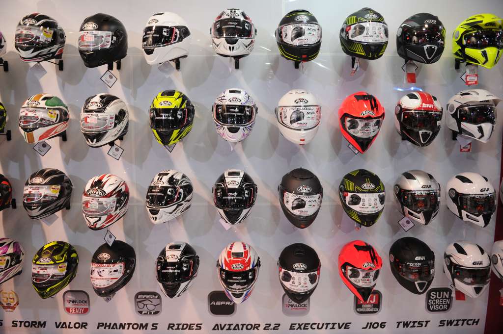 Cascos de varias marcas de motocicleta, en el Salón del Automóvil, en Bogotá.
