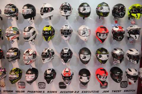 ¿Es legal usar cascos polarizados para motociclistas en Colombia?