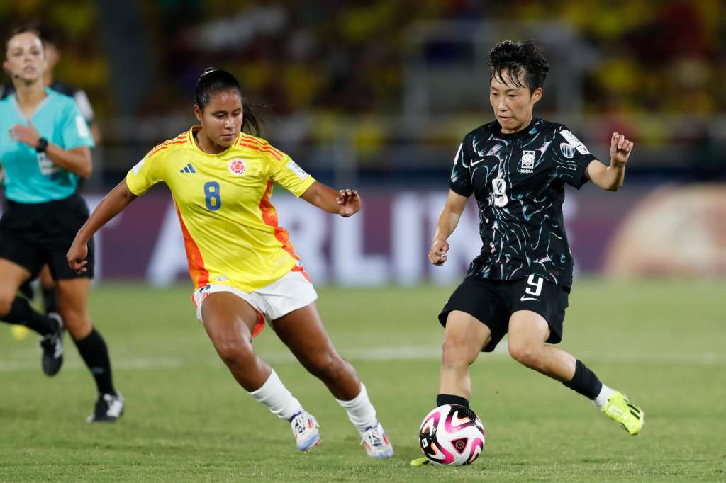 AMDEP6952. CALI (COLOMBIA), 11/09/2024.- Natalia Hernández (i) de Colombia disputa el balón con de Soo-Jeong Park de Corea del Sur este miércoles, en un partido de los octavos de final de la Copa Mundial Femenina sub-20 entre las selecciones de Colombia y Corea del Sur en el estadio Pascual Guerrero en Cali (Colombia). EFE/ Ernesto Guzmán Jr.
