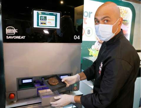 Inventan robot capaz de preparar hamburguesas vegetarianas