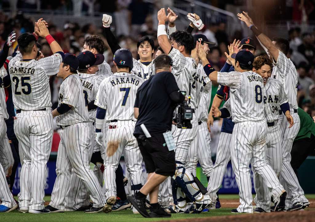 Miami (United States), 20/03/2023.- Japanese pitcher Shohei Ohtani (C) celebrates with teammates after winning during the 2023 World Baseball Classic semifinals match between Mexico and Japan at loanDepot park baseball stadium in Miami, Florida, USA, 20 March 2023. (Japón, Estados Unidos) EFE/EPA/CRISTOBAL HERRERA-ULASHKEVICH