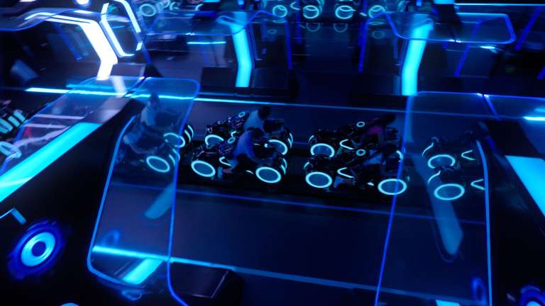 Tron Lightcycle/Run es la atracción de su clase más rápida de los parques temáticos de Disney a nivel mundial.