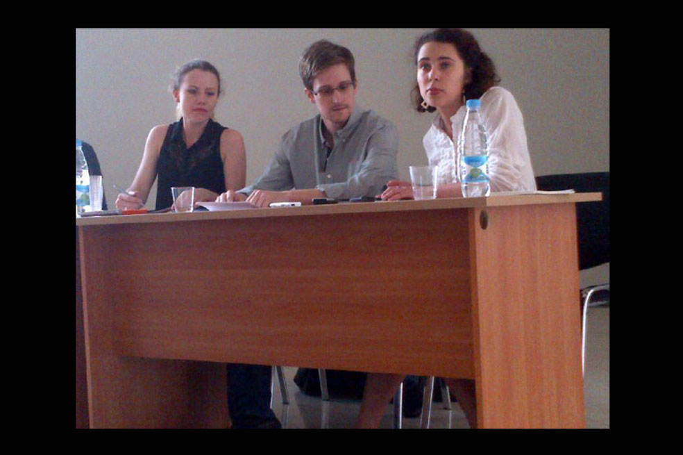 Edward Snowden (centro) ofreció una rueda de prensa en el aeropuerto de Moscú, donde ha vivido tres semanas. / EFE