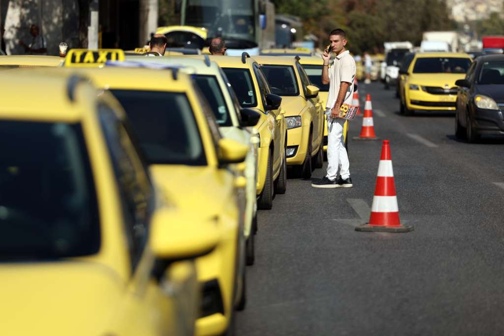 ATHENS (Greece), 10/09/2025.- Taxi drivers take part in a protest march during a 48-hour strike in Athens, Greece, 10 September 2025. Taxi drivers are participating in a 48-hour strike organized by SATA on 9 -10 September, following the government's decision to allow passenger transportation for the first time by private cars with drivers. The Attica Taxi Drivers' Union (SATA) announced this decision as a form of protest against the new government policies which, they claim, favor large digital platforms and threaten their industry. (Protestas, Grecia, Atenas) EFE/EPA/GEORGE VITSARAS