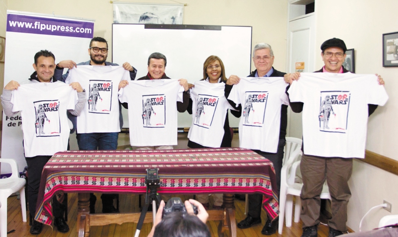 Delegados de paz del Eln reciben camisetas simbólicas de la Federación Internacional de Prensa de los Pueblos (FIPU). / Gustavo Montoya