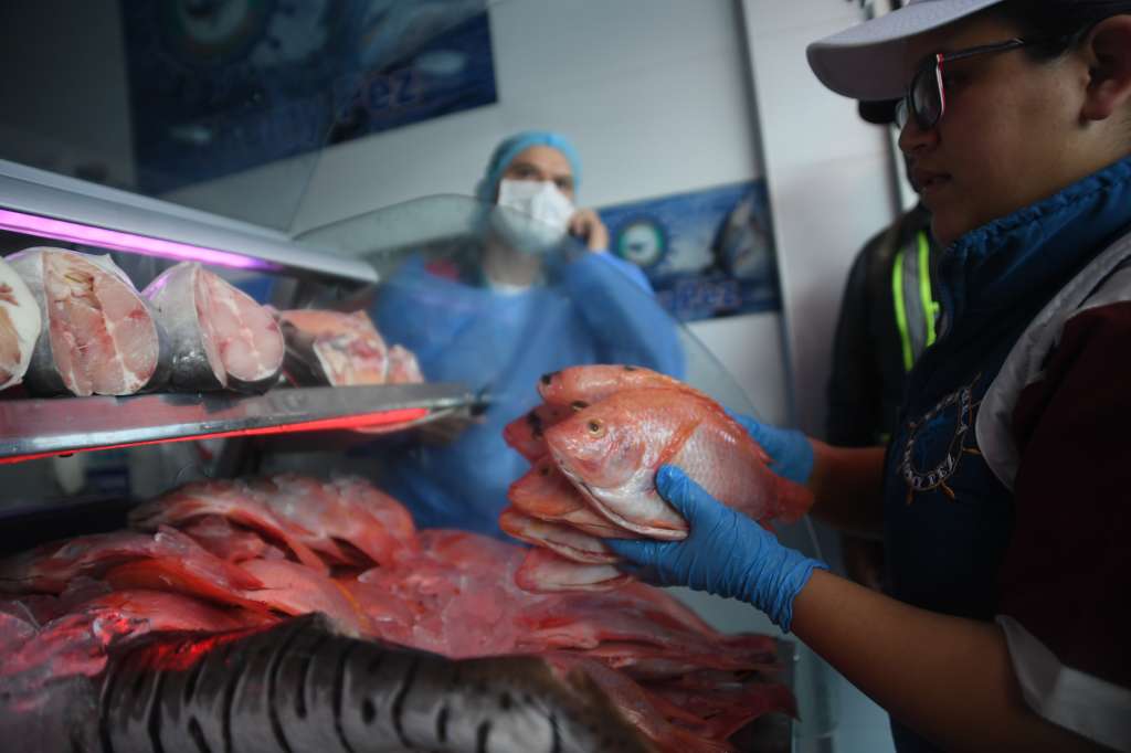 La Secretaría de Salud y la policía nacional, realizan operativos de inspección en más de 850 establecimientos de expendio de mariscos para semana santa, con el fin de verificar el cumplimiento de las condiciones sanitarias.