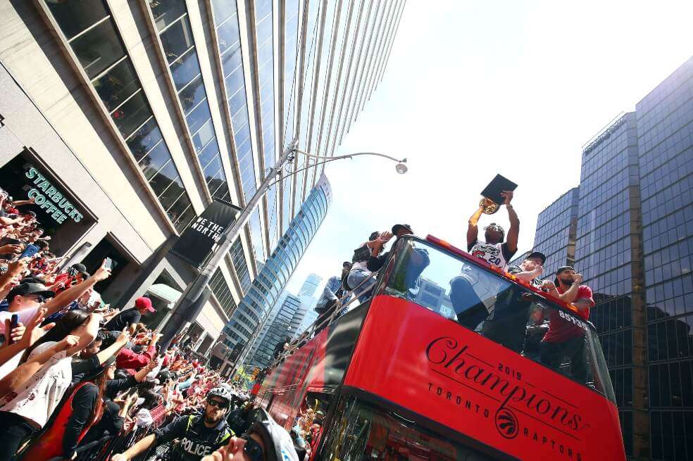 Bus de los Raptors durante su recorrido por Toronto. / AFP