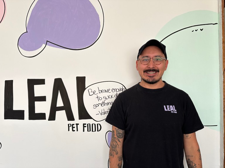 El médico veterinario que crea alimentos naturales para mascotas