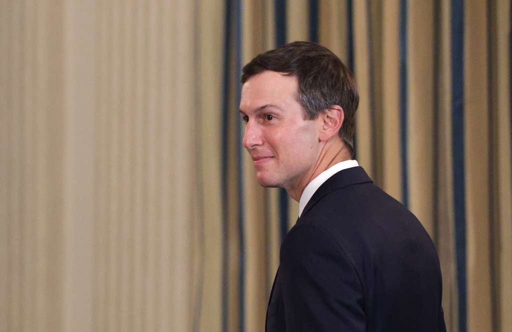 Jared Kushner, yerno y asesor del presidente Donald Trump, llega a una conferencia de prensa conjunta entre el mandatario republicano y el primer ministro israelí, Benjamin Netanyahu.