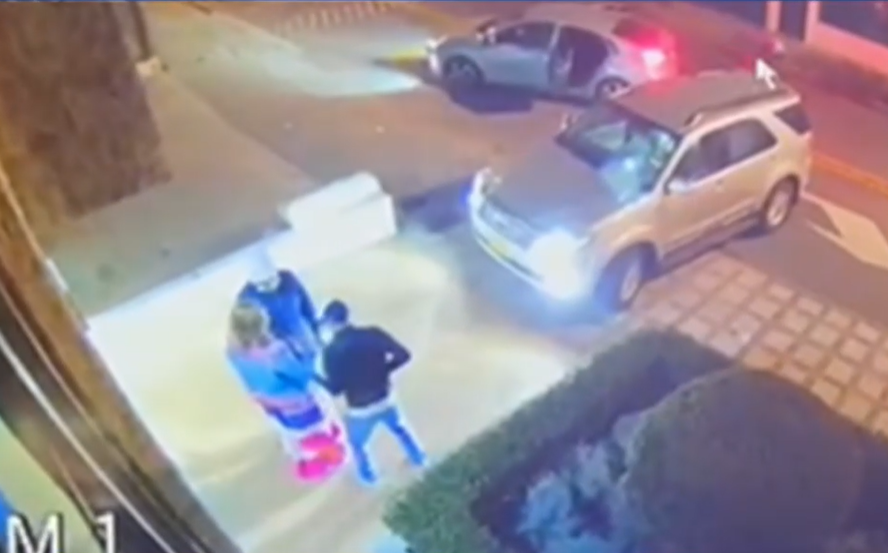 Los ladrones se movilizan en un carro gris y operan de manera similar en cada robo.