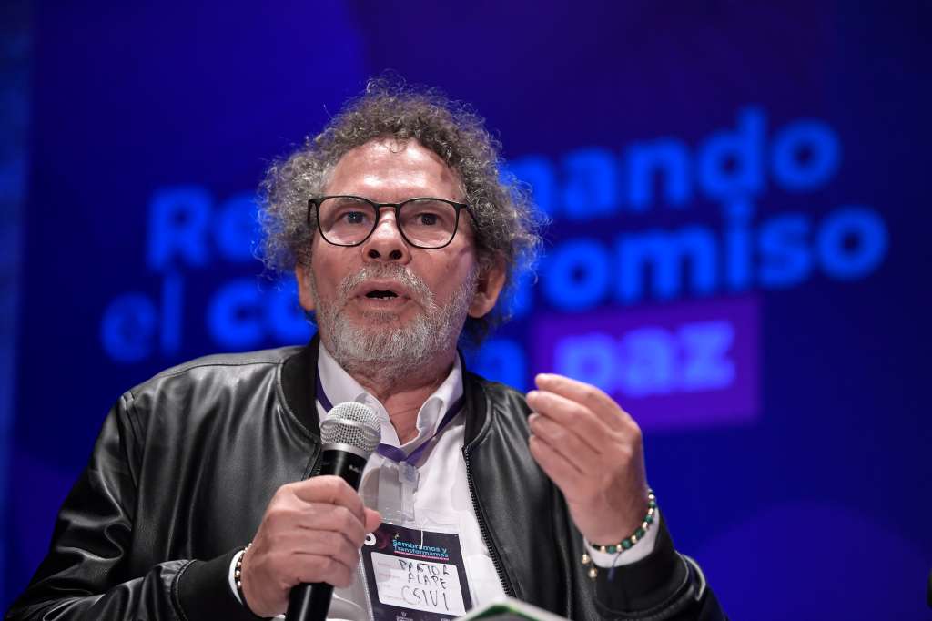 Firmante del Acuerdo Final de Paz, ex integrante del último secretario de la FARC-EP y actualmente, delegado en la CSIVI, en el evento que conmemora los nueve años del Acuerdo de Paz, realizado en el Auditorio Teresa Cuervo Borda del Museo Nacional de Colombia, en Bogotá.