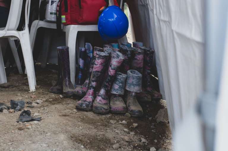 Las botas del colectivo de Mujeres Caminando por la Verdad, el símbolo de su peregrinación durante 22 años buscando a los desaparecidos de la Comuna 13 en La Escombrera.