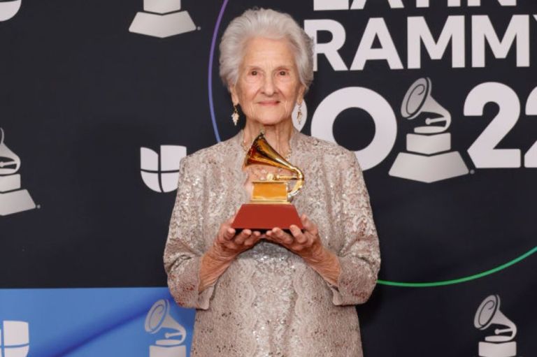 La cubana Ángela Álvarez se llevó el Latin Grammy como Mejor Nuevo Artista. A los 95 años, cumplió el sueño que tenía desde los 15 y se convirtió en la mujer más longeva en ganar un gramófono.