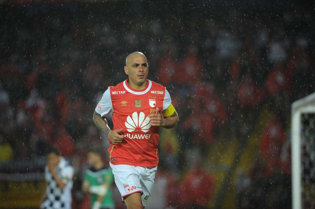 Futbolista argentino, mediocampista de Santa Fe, en el partido ante Chicó por la primera fecha  de la Liga Águila II 2016.
