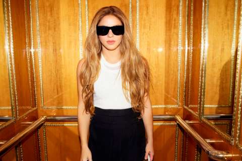 Shakira sorprende con su ‘look’ en el desfile de Fendi en París