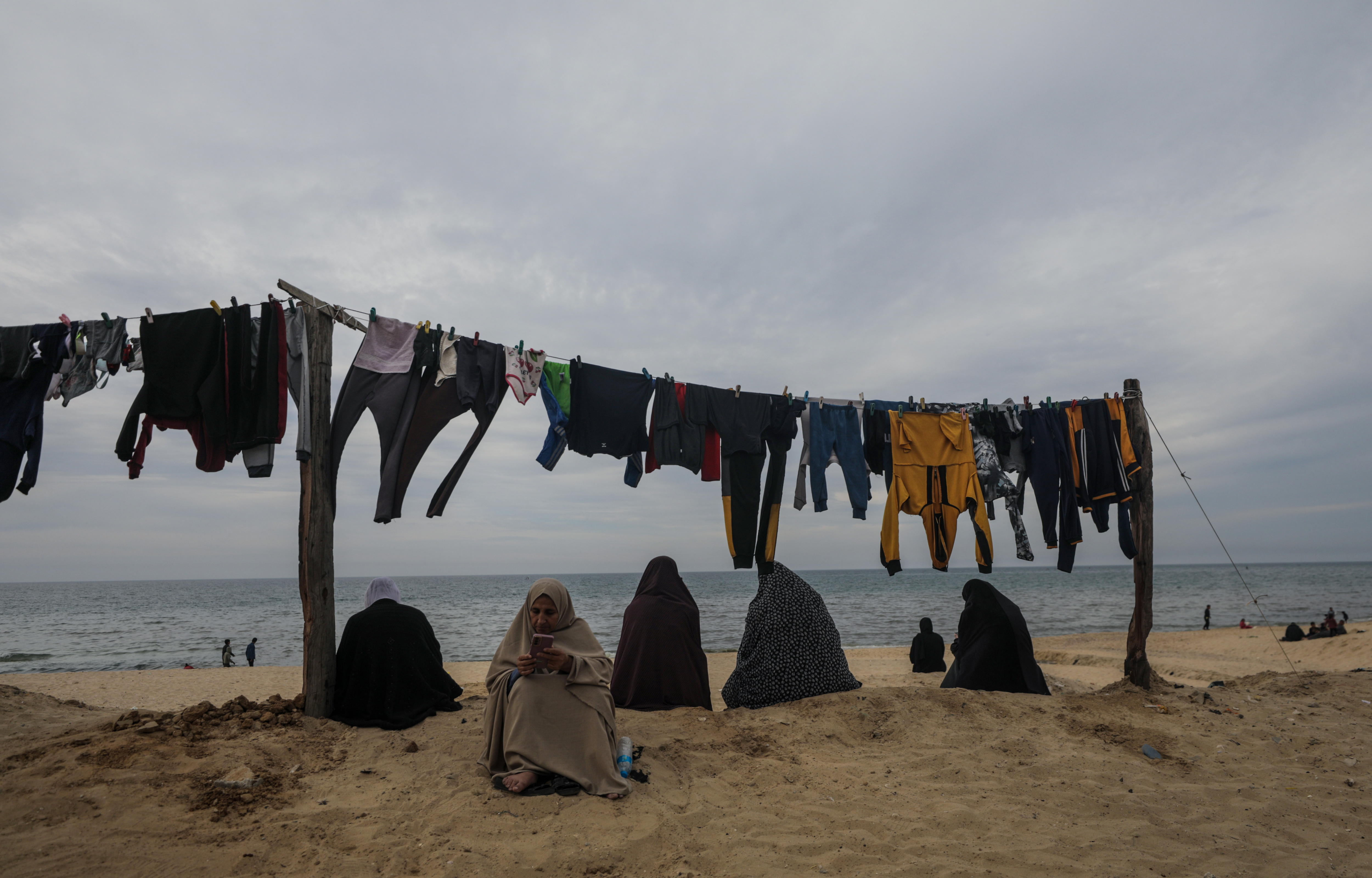Deir Al Balah (-), 12/02/2024.- Palestinian women, who fled with their families from the northern Gaza Strip to the southern Gaza strip, sit next the beach near their shelters in Deir Al Balah town, southern Gaza Strip, 12 February 2024. According to the Palestinian Health Ministry, more than 60 people have been killed and over 230 others have been injured in the airstrikes carried out by the Israeli military. According to a statement released by the Israeli Defense Forces (IDF), two Israeli hostages were rescued during an overnight operation in Rafah. More than 28,300 Palestinians and over 1,300 Israelis have been killed, according to the Palestinian Health Ministry and the Israel Defense Forces (IDF), since Hamas militants launched an attack against Israel from the Gaza Strip on 07 October 2023, and the Israeli operations in Gaza and the West Bank which followed it. EFE/EPA/MOHAMMED SABER