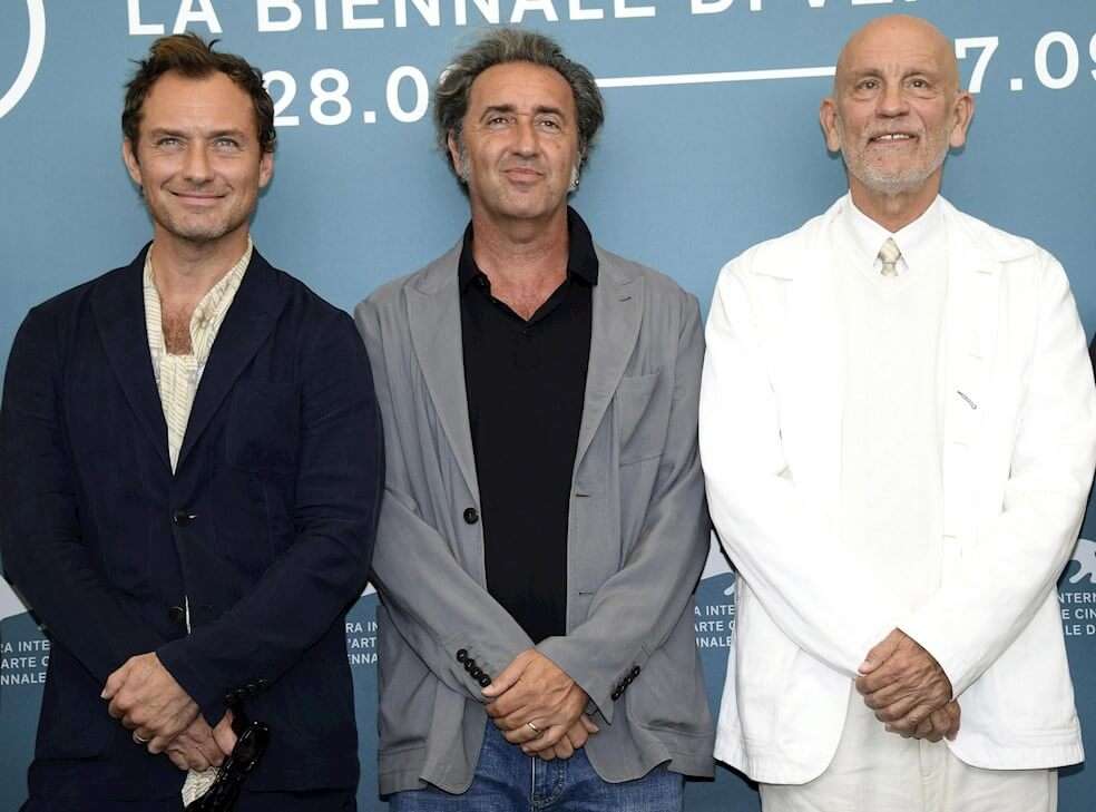 Jude Law, el director Paolo Sorrentino y John Malkovich durante la presentación de "The New Pope" en el Festival de Cine de Venecia 2019. / EFE