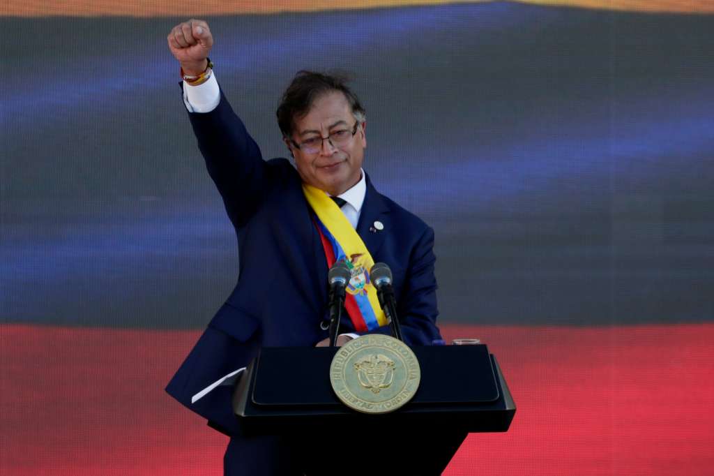 AME7949. BOGOTÁ (COLOMBIA), 07/08/2022.- El presidente de Colombia, Gustavo Petro, saluda luego de pronunciar su discurso de investidura hoy, en la Plaza Bolívar de Bogotá (Colombia). EFE/ Carlos Ortega