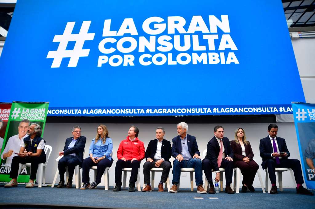 Candidatos a la presidencia e integrantes de la Gran Consulta por Colombia (David Luna, Aníbal Gaviria, Enrique Peñalosa, Juan Carlos Pinzón, Juan Daniel Oviedo, Juan Manuel Galán, Mauricio Cárdenas, Paloma Valencia, Vicky Dávila)