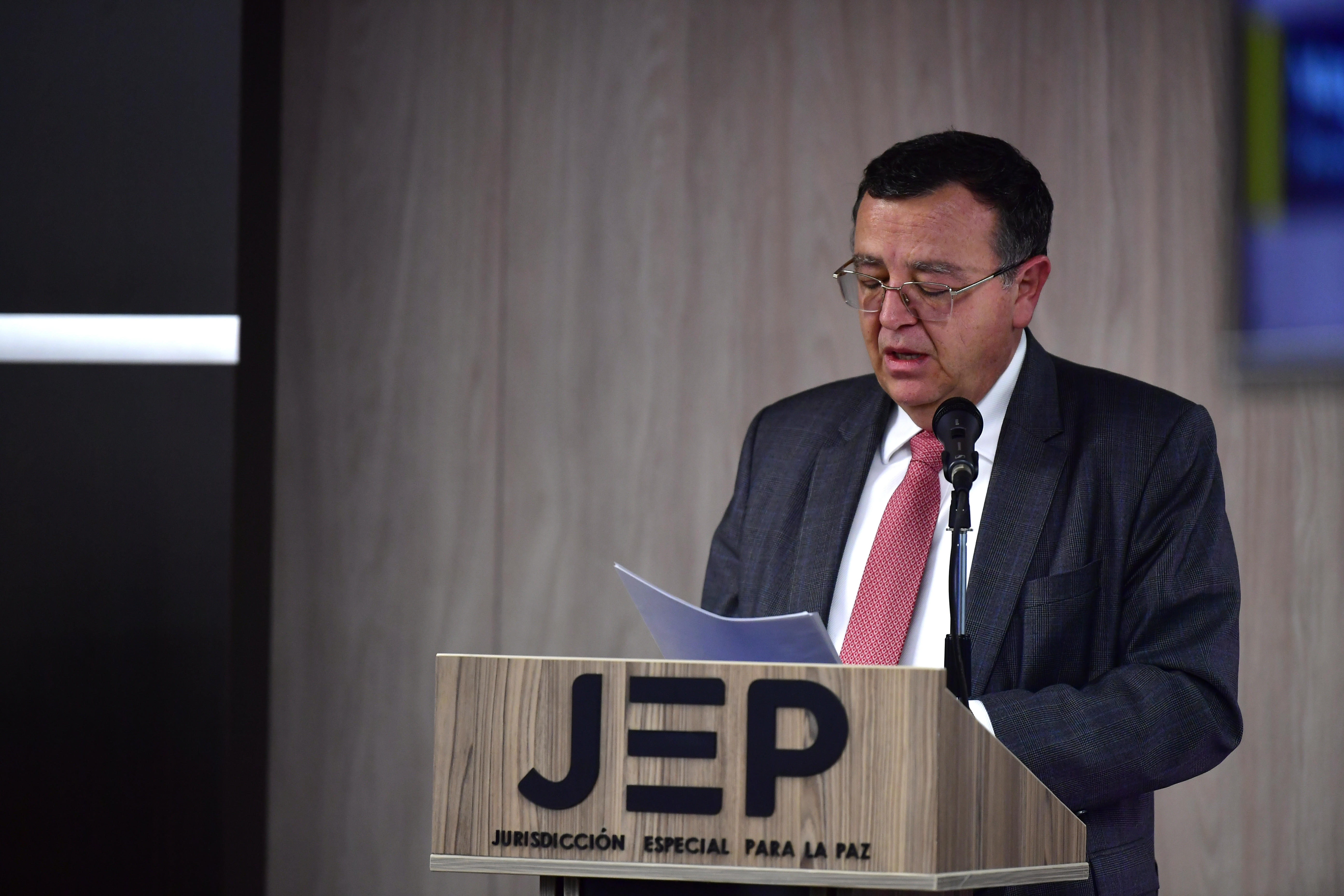 Magistrado, presidente de la Jurisdicción Especial para la Paz (JEP), durante la lectura de la sentencia por falsos positivos (macrocaso 03), que condenó a 12 exmilitares del batallón La Popa, en Valledupar y 7 exparamilitares.
