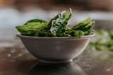 Cinco beneficios de incluir la espinaca en tu dieta diaria