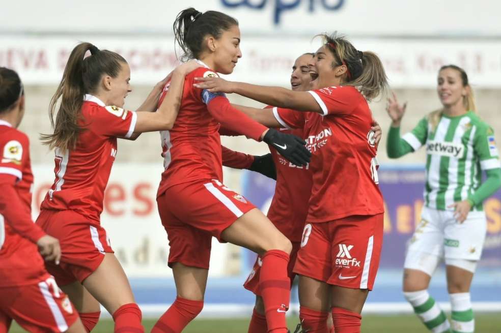 La colombiana Isabella Echeverri (centro), quien regresaba de una lesión, marcó el 2-0 definitivo en el triunfo de Sevilla sobre Betis, por la liga española.
