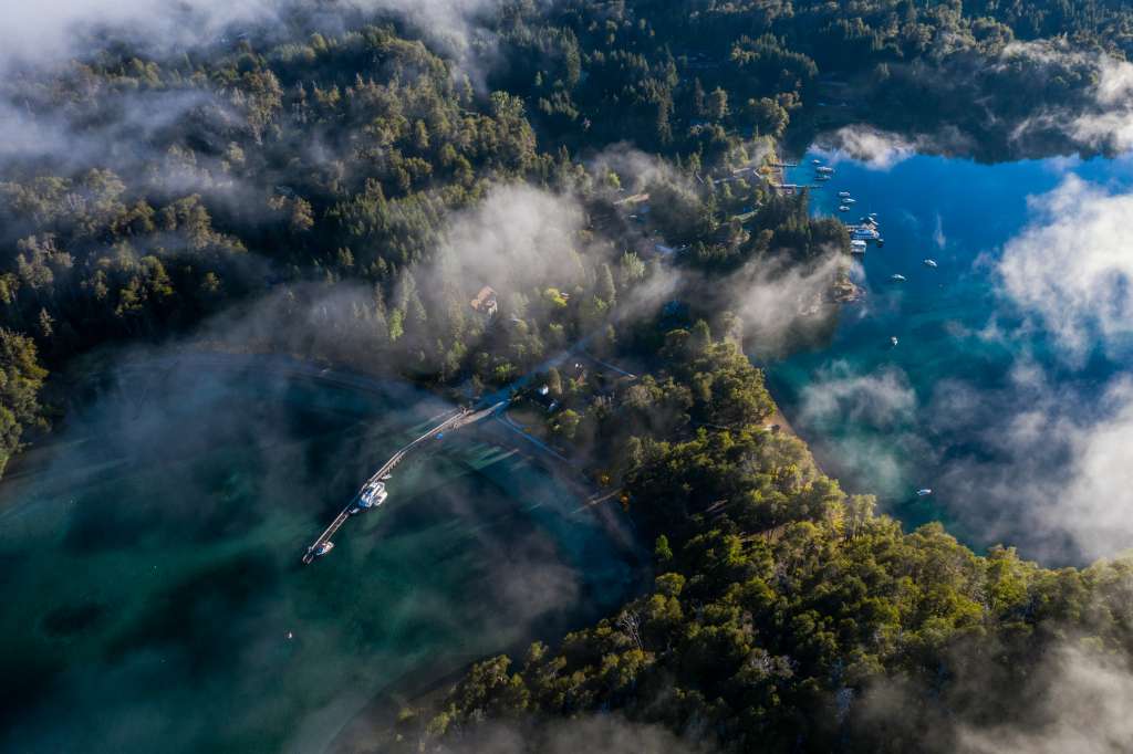 Argentina cuenta con 25 rutas naturales, 11 Patrimonios de la Humanidad, 1 de las maravillas del mundo, 17 Grandes Rutas Naturales y 1 de las Nuevas Siete Maravillas Naturales del Mundo. En la imagen, Villa La Angostura, un paraíso en el corazón de la Patagonia.