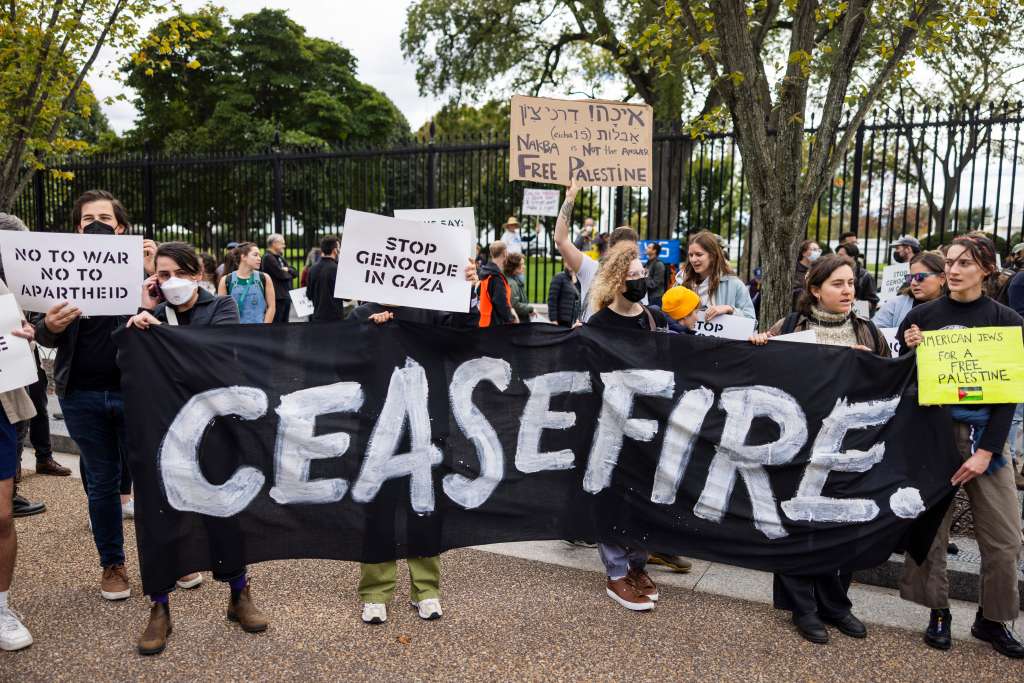 Washington (United States), 16/10/2023.- Protesters against Israel's expected ground offensive into Gaza demonstrate outside the White House in Washington, DC, USA, 16 October 2023. Israel has warned all citizens of the Gaza strip to move to the south ahead of an expected invasion. Thousands of Israelis and Palestinians have died since the militant group Hamas launched an unprecedented attack on Israel from the Gaza Strip on 07 October 2023, leading to Israeli retaliation strikes on the Palestinian enclave. (Protestas) EFE/EPA/JIM LO SCALZO / POOL