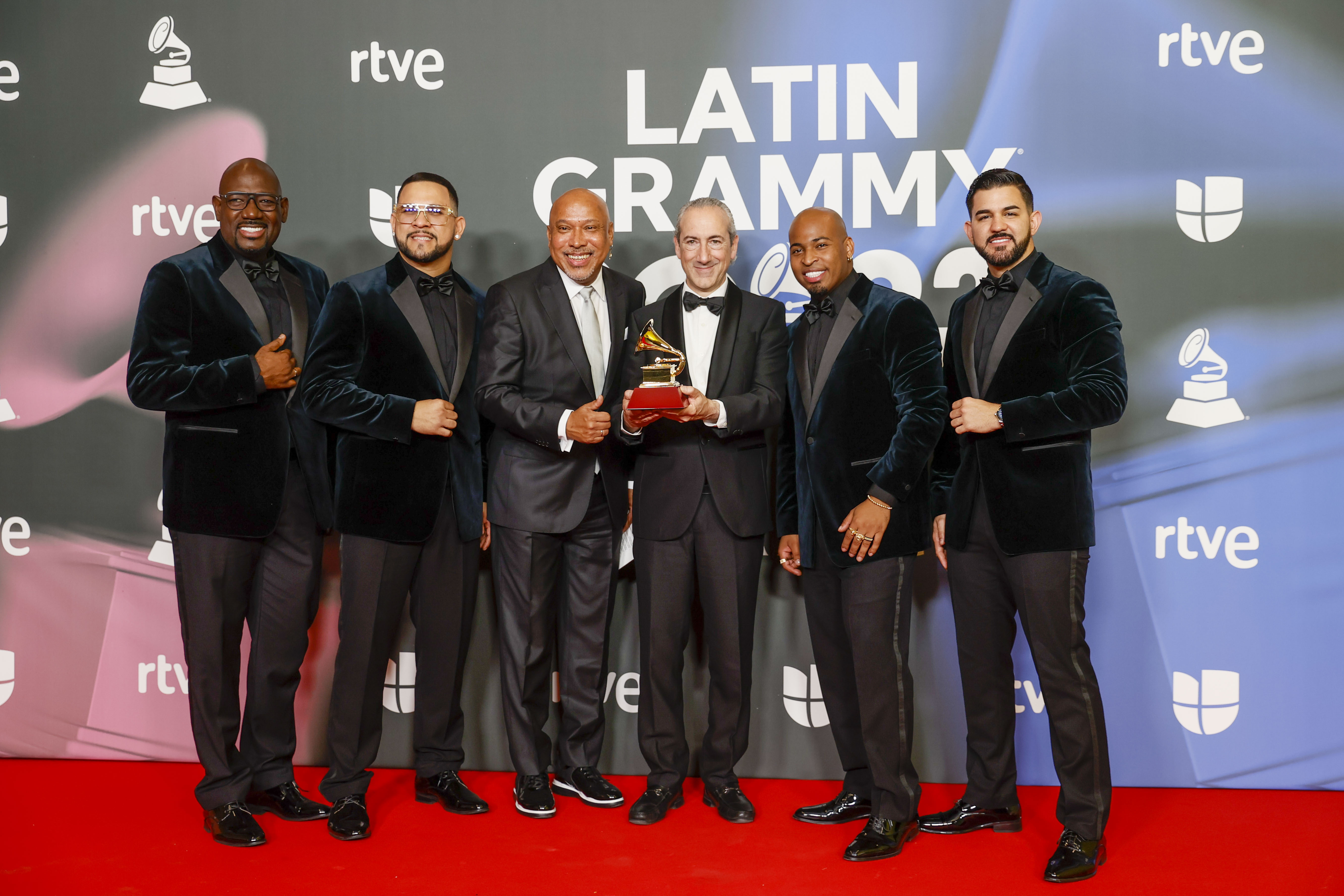 SEVILLA. 16/11/2023. - El Grupo Niche y la Orquesta Sinfónica Nacional de Colombia reciben el premio al "mejor álbum de salsa" por "Niche sinfónico" durante la gala anual de los Latin Grammy, este jueves en Sevilla. EFE/ José Manuel Vidal