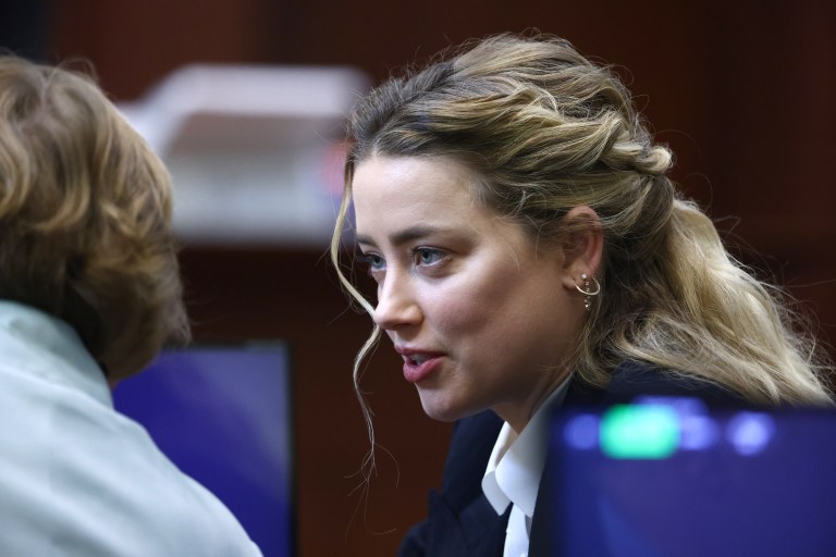 Amber Heard fue desmentida por una marca de maquillaje en el juicio contra Johnny