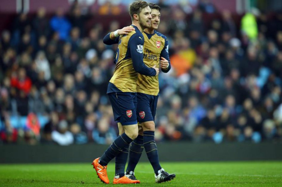 Aaron Ramsey y Mesut Ozil, futbolistas del Arsenal. / EFE