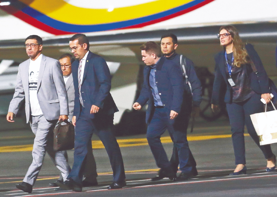 Ricardo Rivas (izq.) estará en Bogotá en compañía de los familiares de los otros dos integrantes del diario “El Comercio". / AP